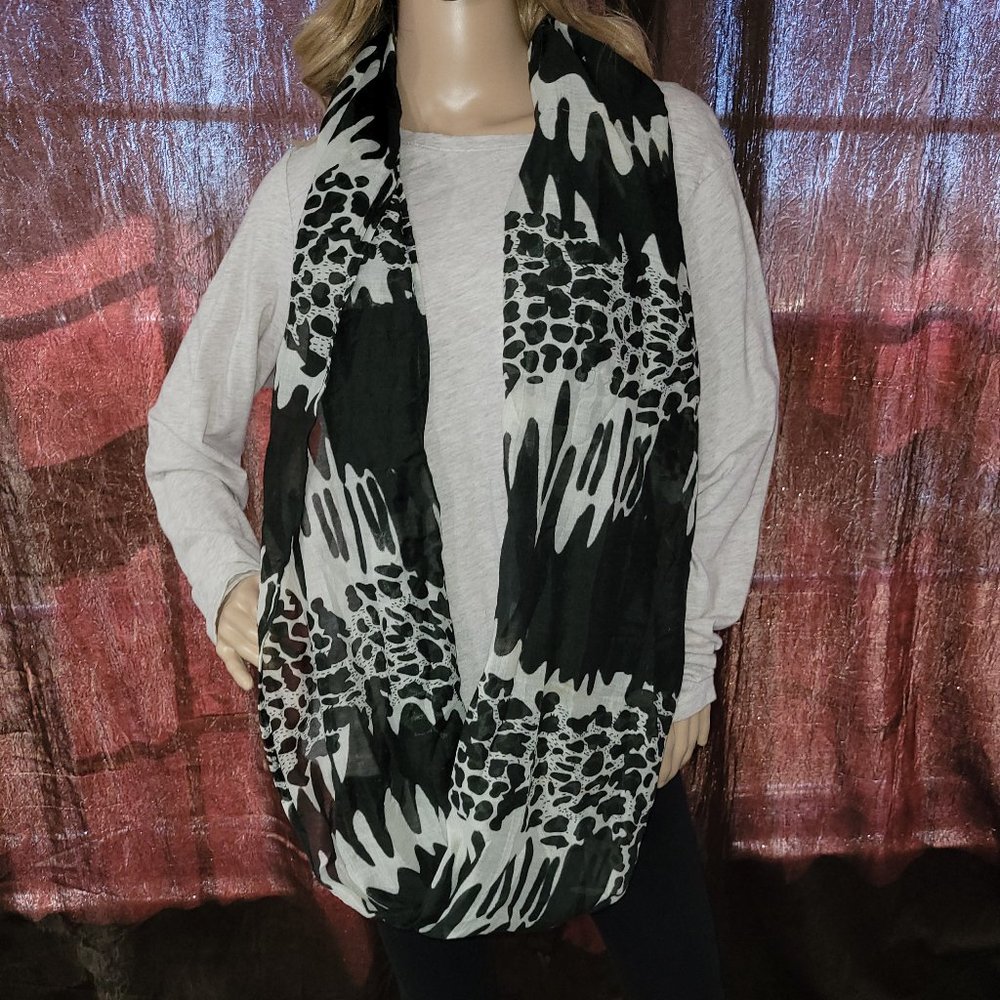 *FREE* Black and white leopard print scarf
